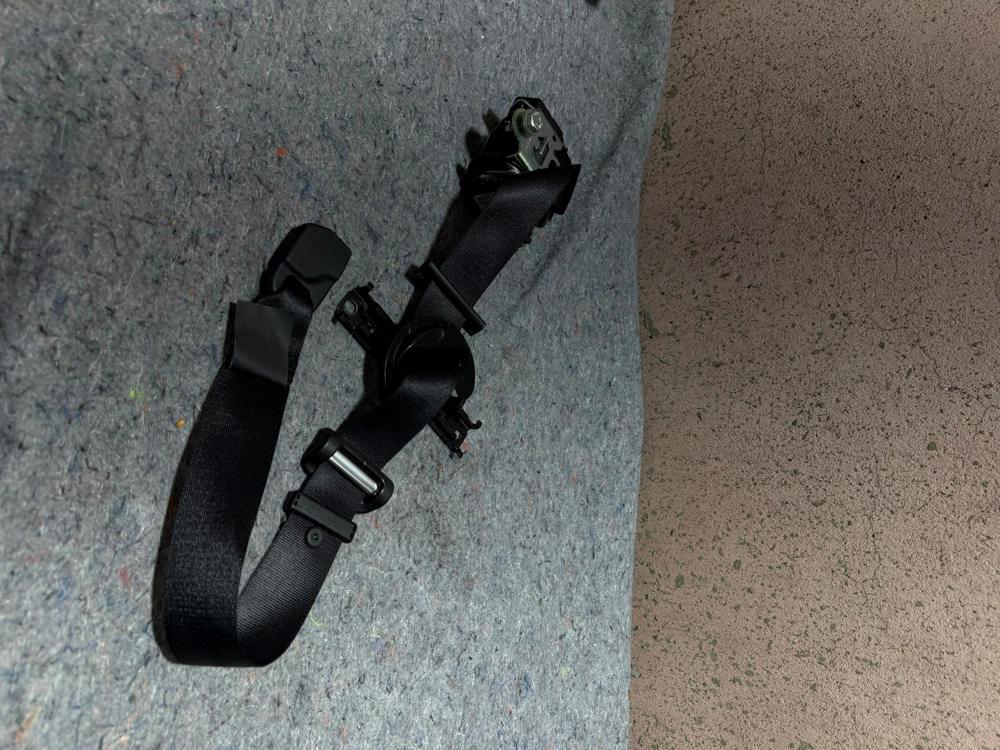 14-17 Maserati Ghibli Front Left Side Seat Belt Retractor Black 627069200 OEM – photo 2