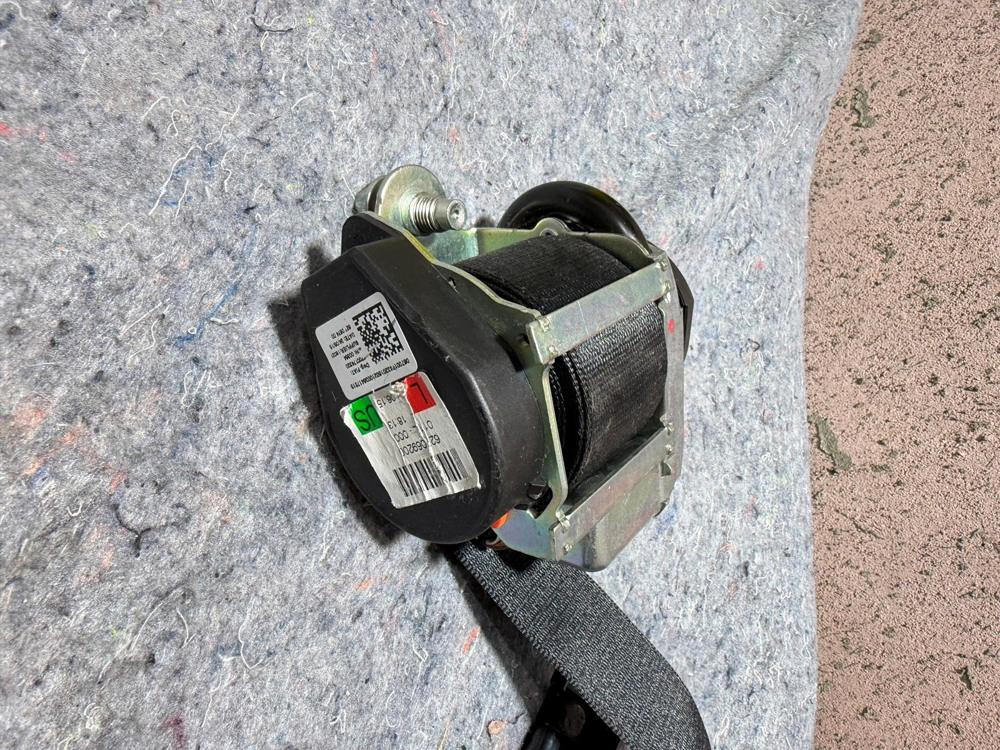 14-17 Maserati Ghibli Front Left Side Seat Belt Retractor Black 627069200 OEM – photo 4