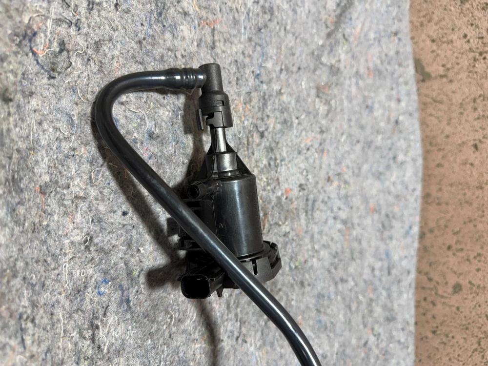 Linear Purge Valve OEM Mopar 04891741AA – photo 2