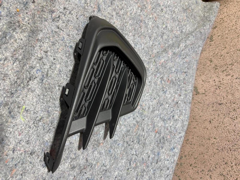 2018 Chevy Malibu Front Bumper Grille RH 95238852 OEM – photo 2
