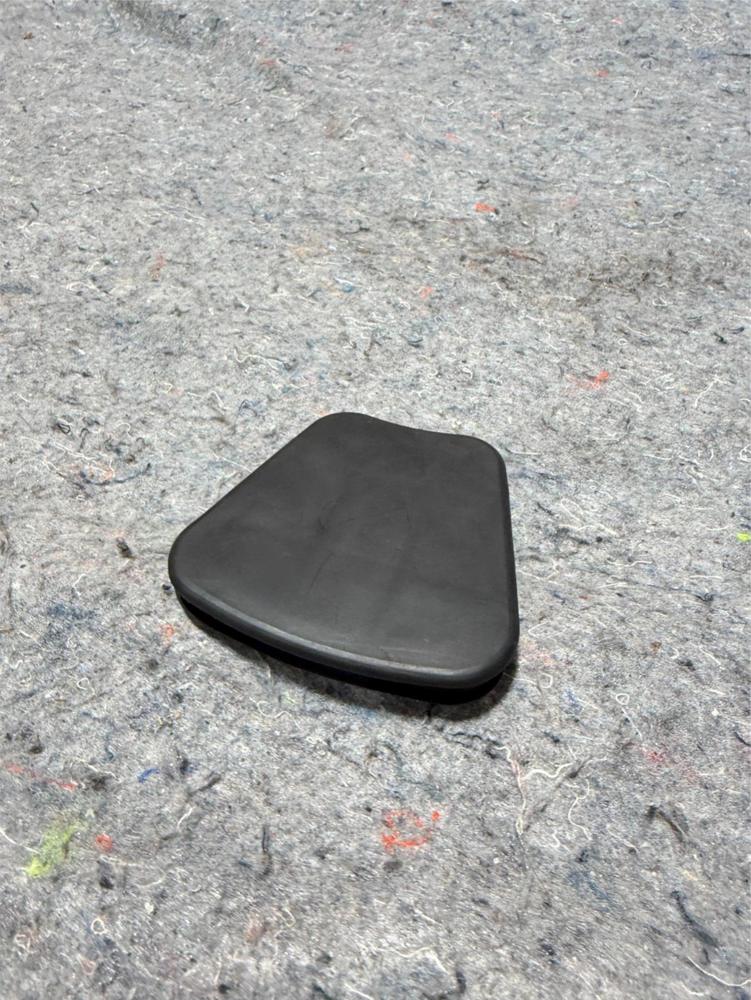 97-04 Corvette C5 Rear Driveline Support Housing Rubber Access Cover Plug – photo 1