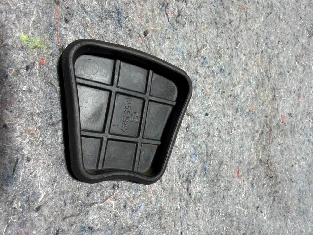 97-04 Corvette C5 Rear Driveline Support Housing Rubber Access Cover Plug – photo 3