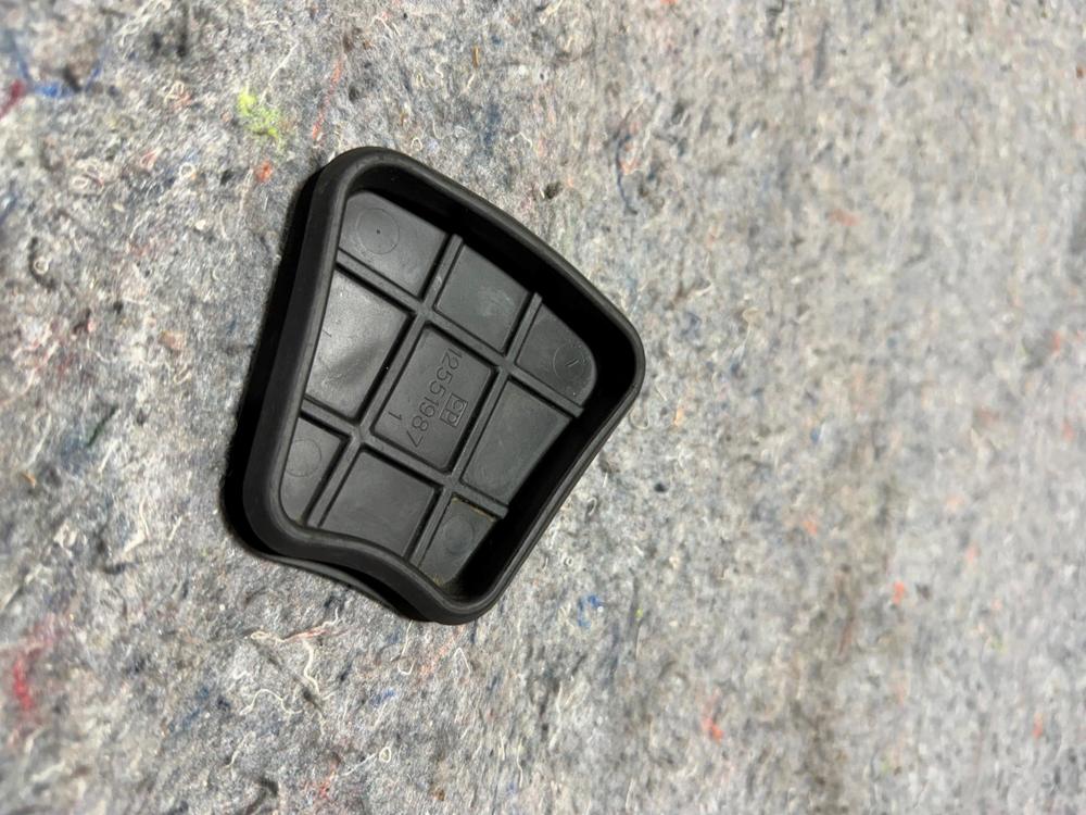 97-04 Corvette C5 Rear Driveline Support Housing Rubber Access Cover Plug – photo 4