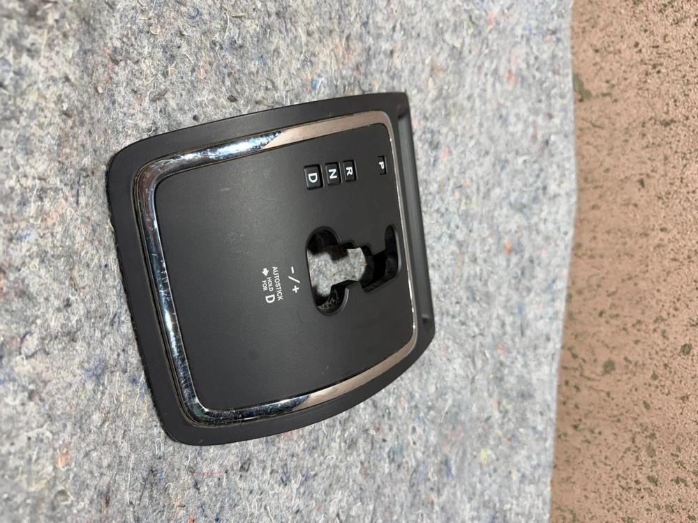 2007-2017 Jeep Patriot Floor Gear Shift Idnicator Bezel OEM – photo 3