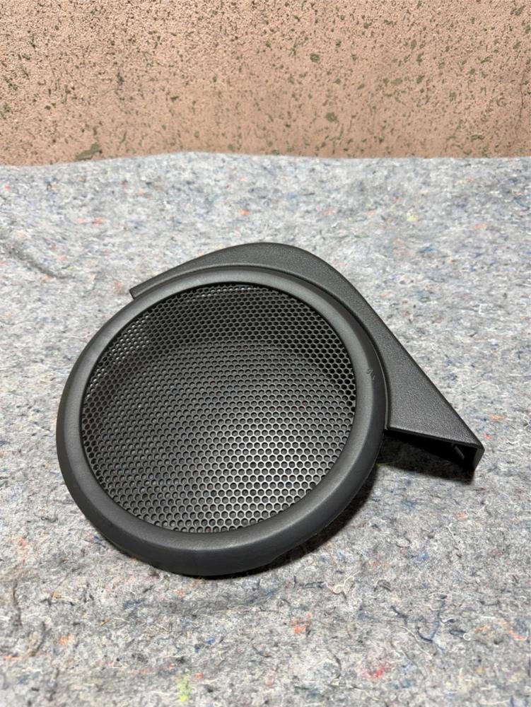 2009 Jeep Patriot Rear Right Passenger Side Speaker Bezel Grille OEM – photo 1