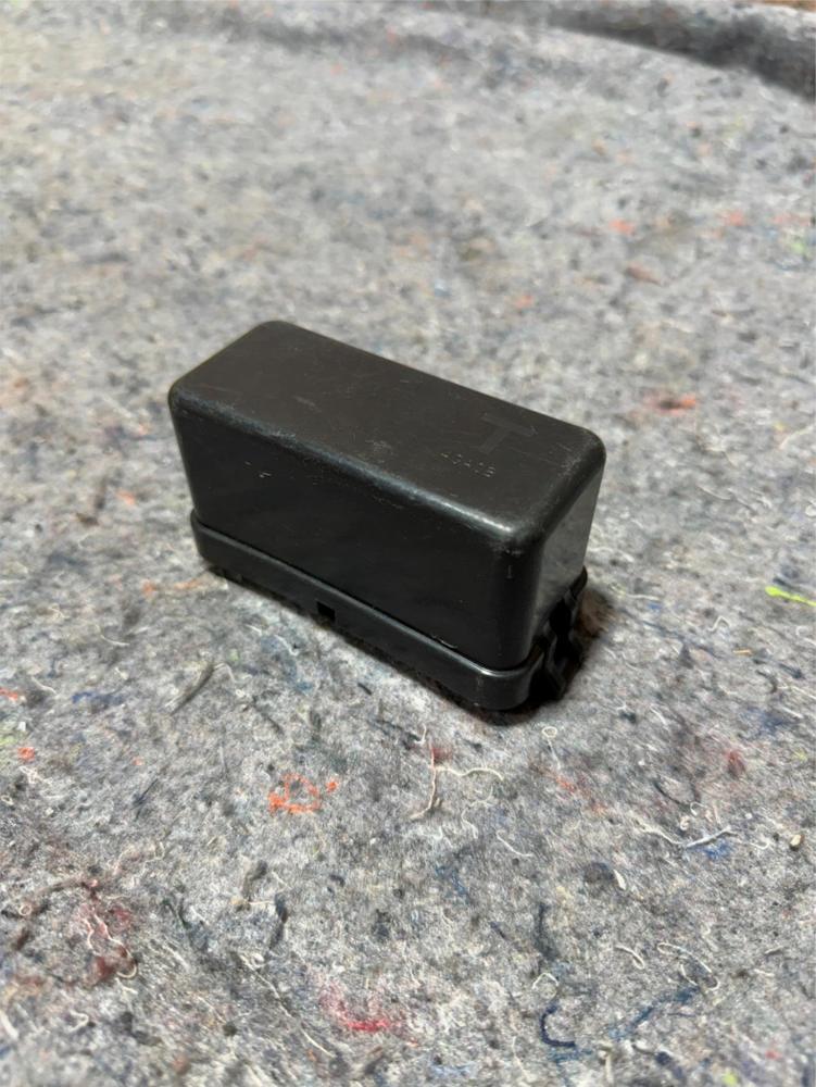 2017-2022 Infiniti Q60 Coupe 3.0L Wiper Relay Module Block Cover Cap OEM – photo 1