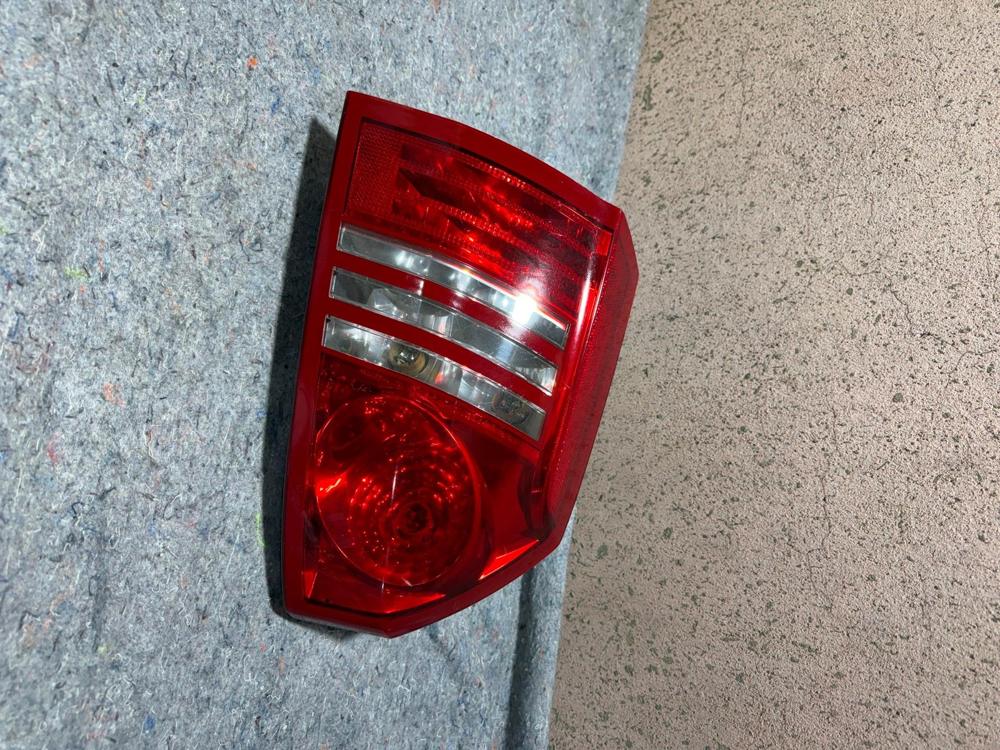 2005-2007 Chrysler Left LH Driver Side Rear Tail Light Assembly OEM – photo 3