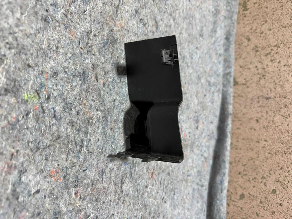 2010-2014 Jeep Patriot Front Right Passenger Side Seat Track End Cover Trim OEM – photo 2
