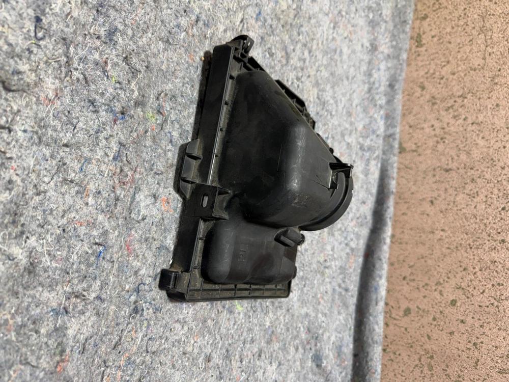 16-23 Infiniti Q60 Right Pass Side Air Intake Filter Cleaner Box Cover Panel OEM – photo 2