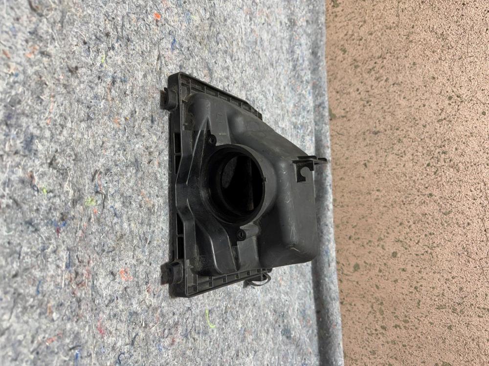 16-23 Infiniti Q60 Left Driverside Air Intake Filter Cleaner Box Cover Panel OEM – photo 3
