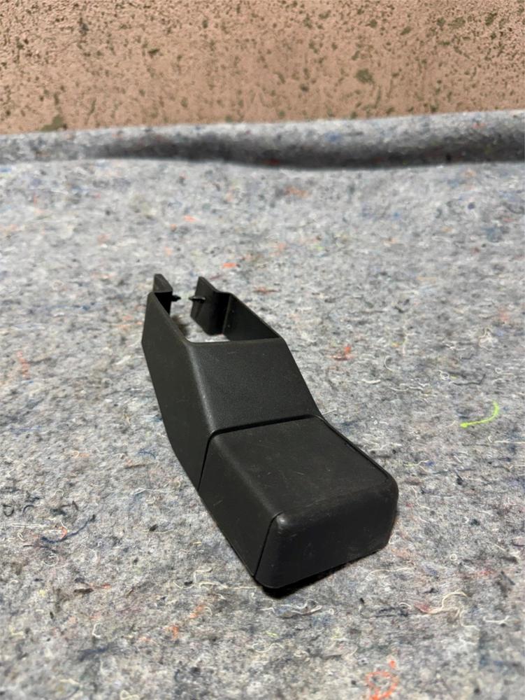 2012 Jeep Compass Passenger Front Inner Seat Bolt Cover 2162639 – photo 1