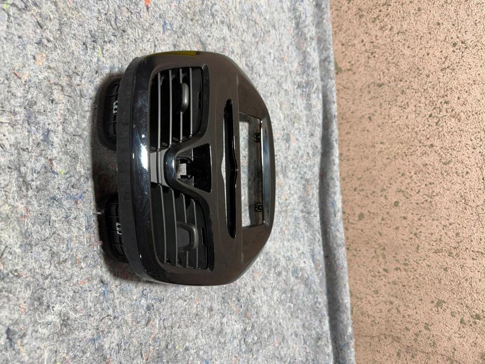 2020 Spark Radio Bezel W/air Vent Hazard Switch Assembly OEM 95407253 – photo 2