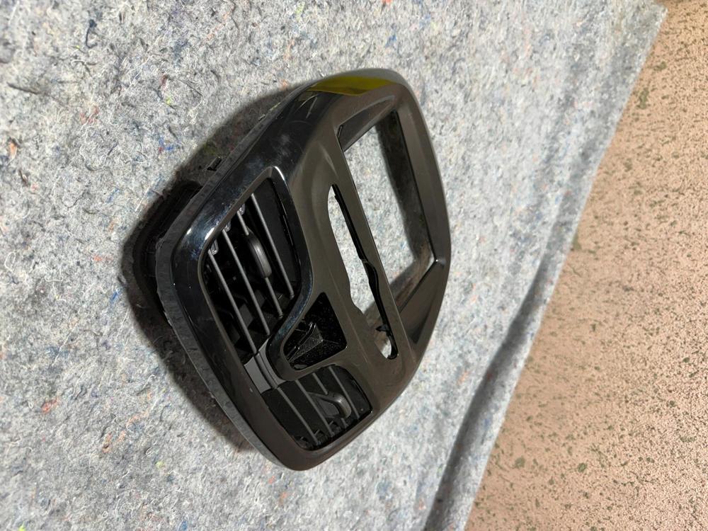 2020 Spark Radio Bezel W/air Vent Hazard Switch Assembly OEM 95407253 – photo 4