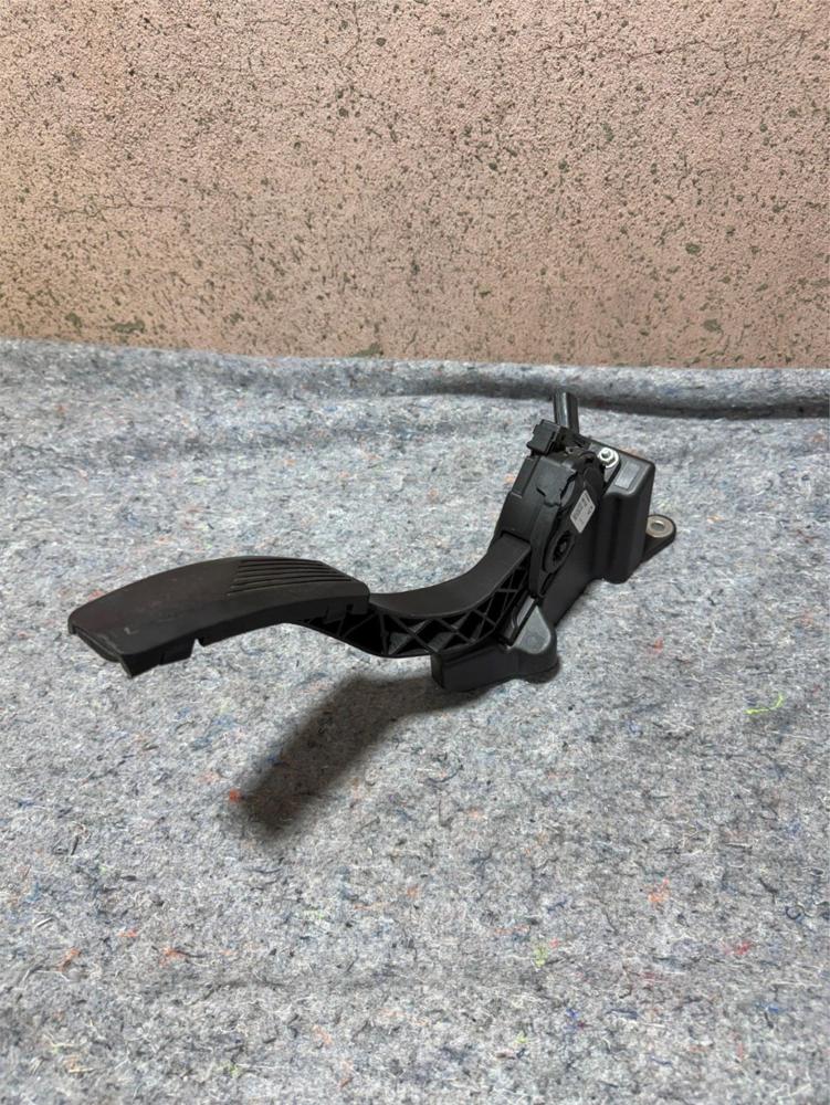 2015 Dodge Charger Gas Pedal 04861714AF OEM – photo 1