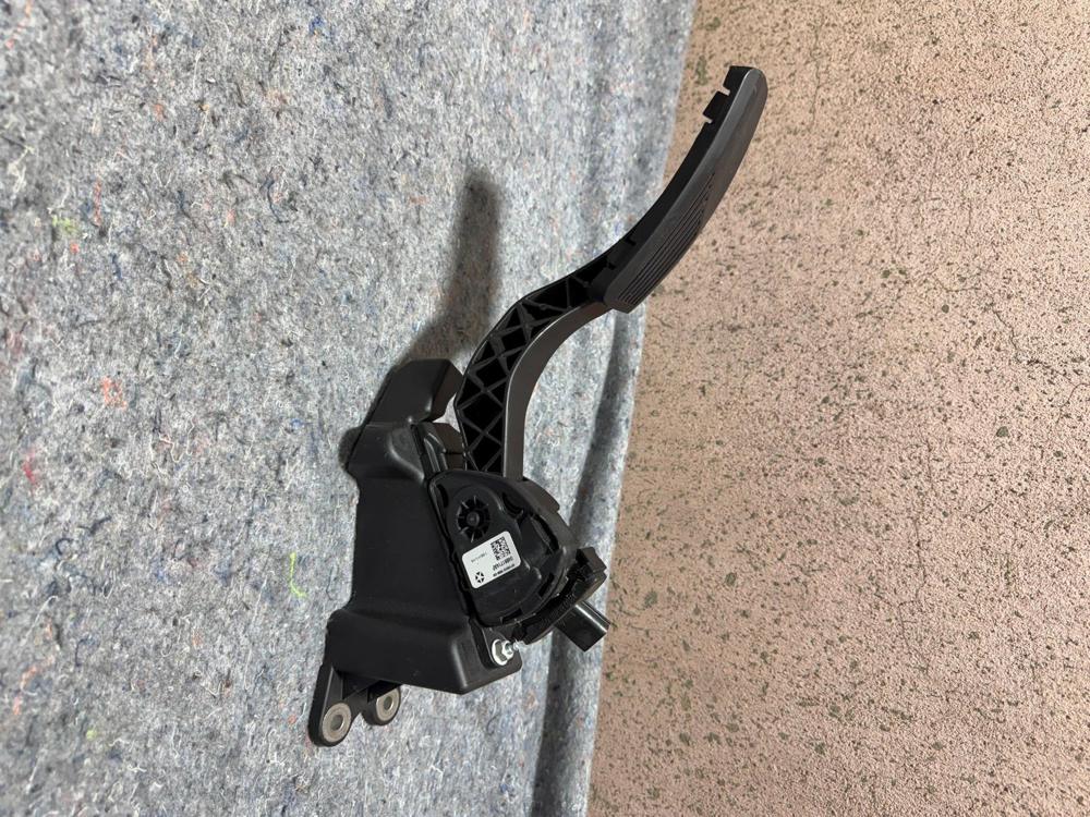 2015 Dodge Charger Gas Pedal 04861714AF OEM – photo 3