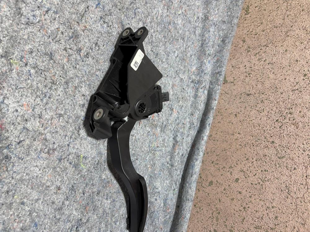 2015 Dodge Charger Gas Pedal 04861714AF OEM – photo 4
