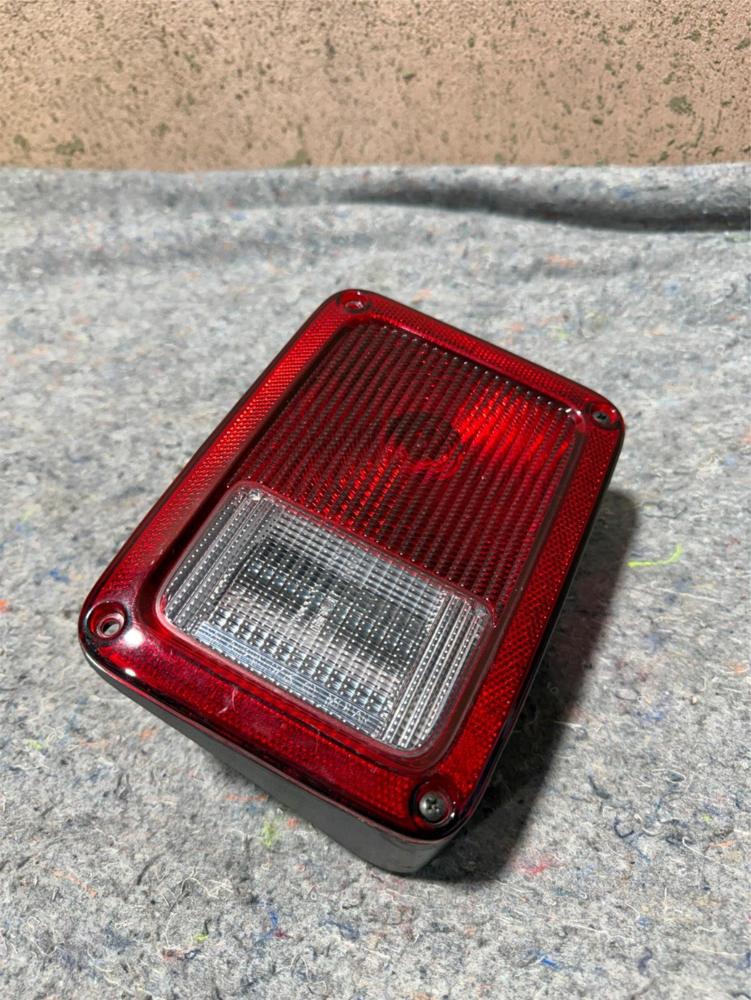 2007-2018 Jeep Wrangler Tail Light Assembly RH Passenger Side OEM 55077890AH – photo 1