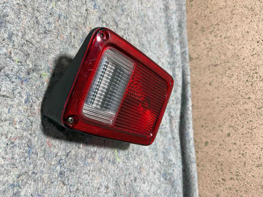 2007-2018 Jeep Wrangler Tail Light Assembly RH Passenger Side OEM 55077890AH – photo 3