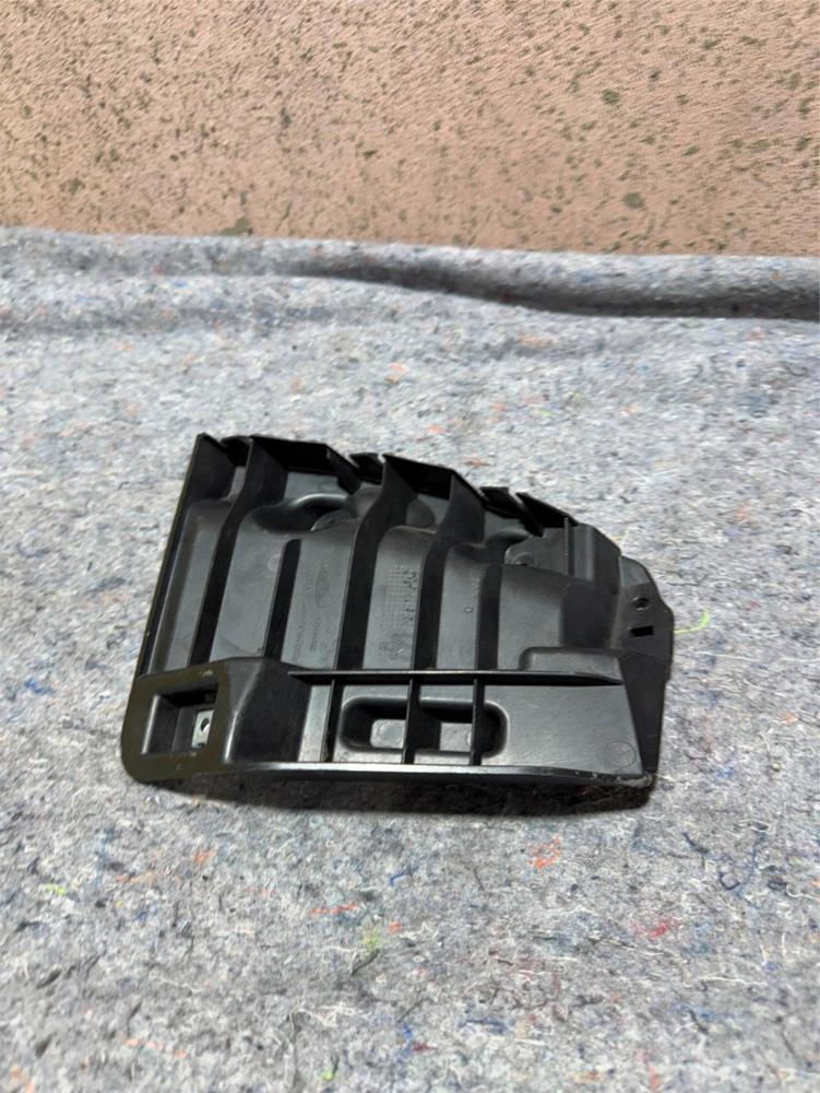 14-2020 Maserati Ghibli Rear Left Side Bumper Under Taillight Bracket 670004468 – photo 1