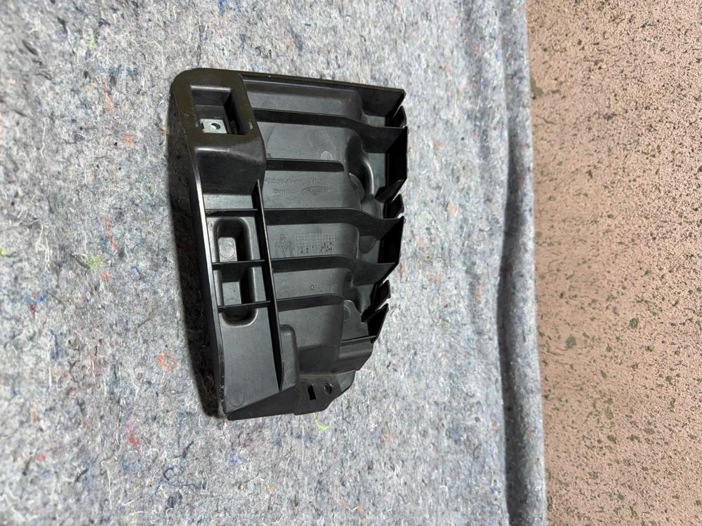 14-2020 Maserati Ghibli Rear Left Side Bumper Under Taillight Bracket 670004468 – photo 3