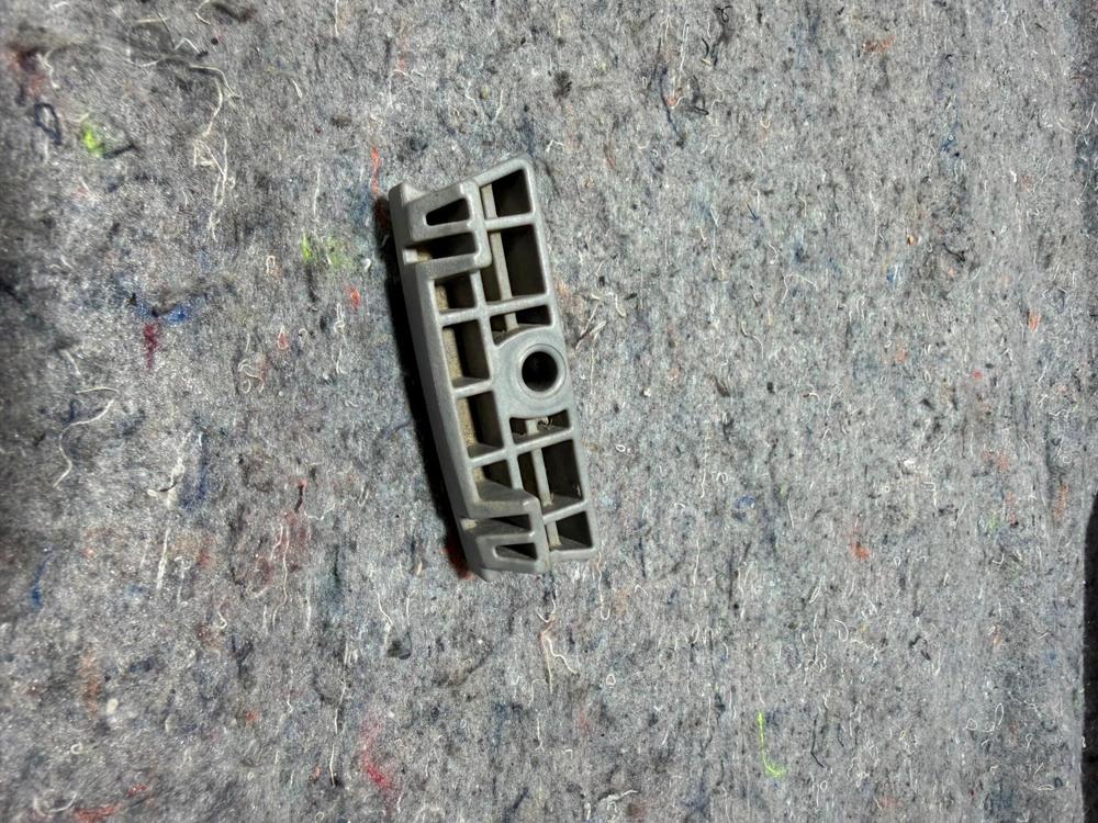 Genuine Gm Battery Hold Down Retainer 42334730 – photo 2