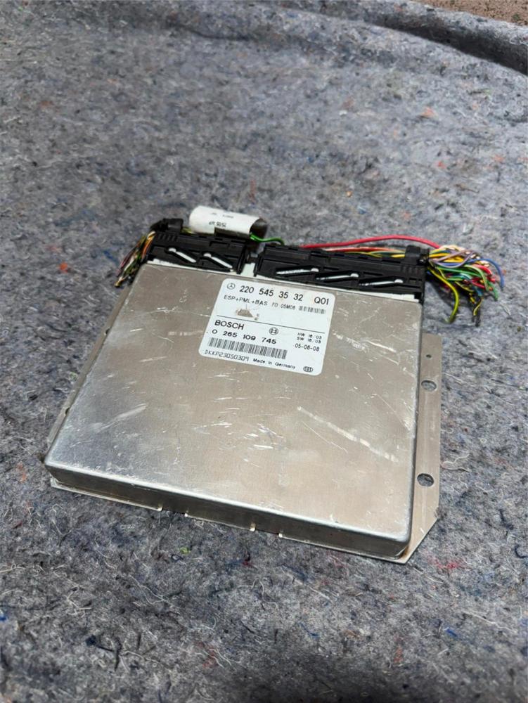 220 545 35 32 Q01 Mercedes C280 ABS Computer Module 2003-2006 – photo 1