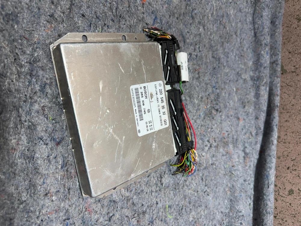 220 545 35 32 Q01 Mercedes C280 ABS Computer Module 2003-2006 – photo 2