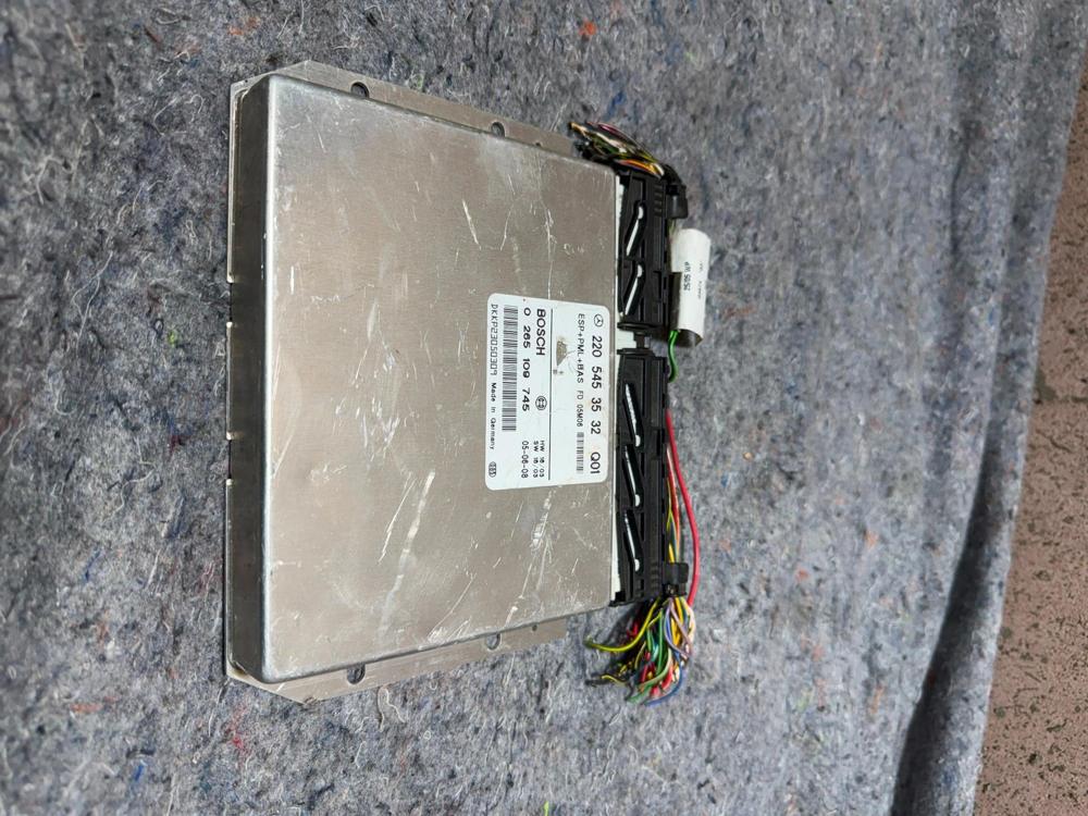 220 545 35 32 Q01 Mercedes C280 ABS Computer Module 2003-2006 – photo 3