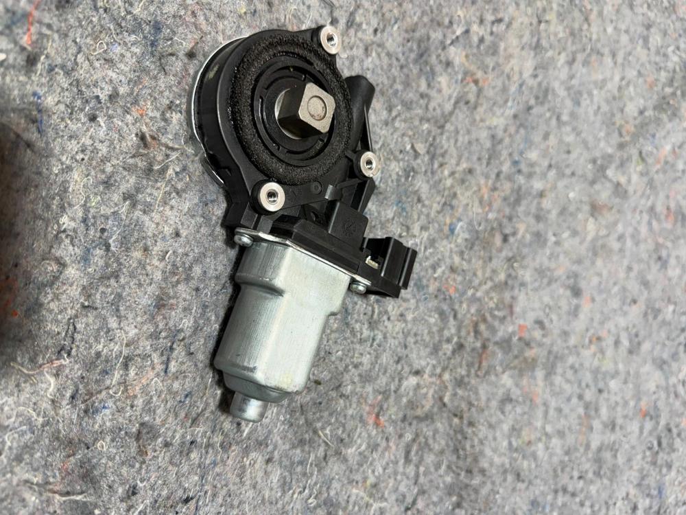2011-2019 Infiniti Q70 Q70L Left Driver Front Door Window Regulator Motor OEM – photo 3