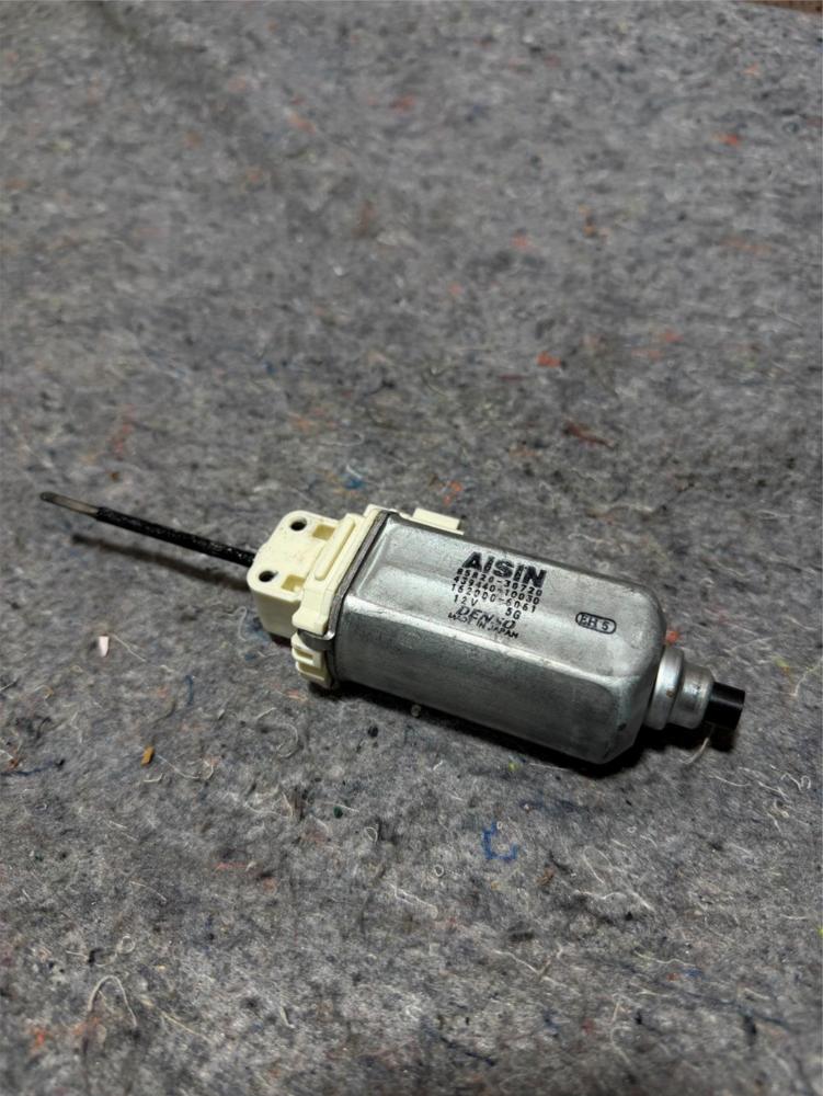 2002 Lexus IS300 Sedan Front Seat Motor OEM 8582030720 – photo 1