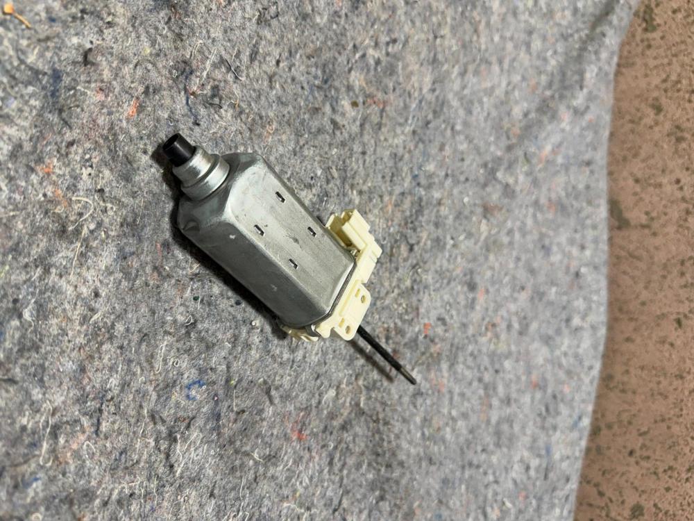 2002 Lexus IS300 Sedan Front Seat Motor OEM 8582030720 – photo 2