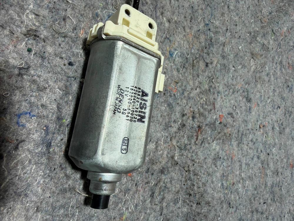 2002 Lexus IS300 Sedan Front Seat Motor OEM 8582030720 – photo 3