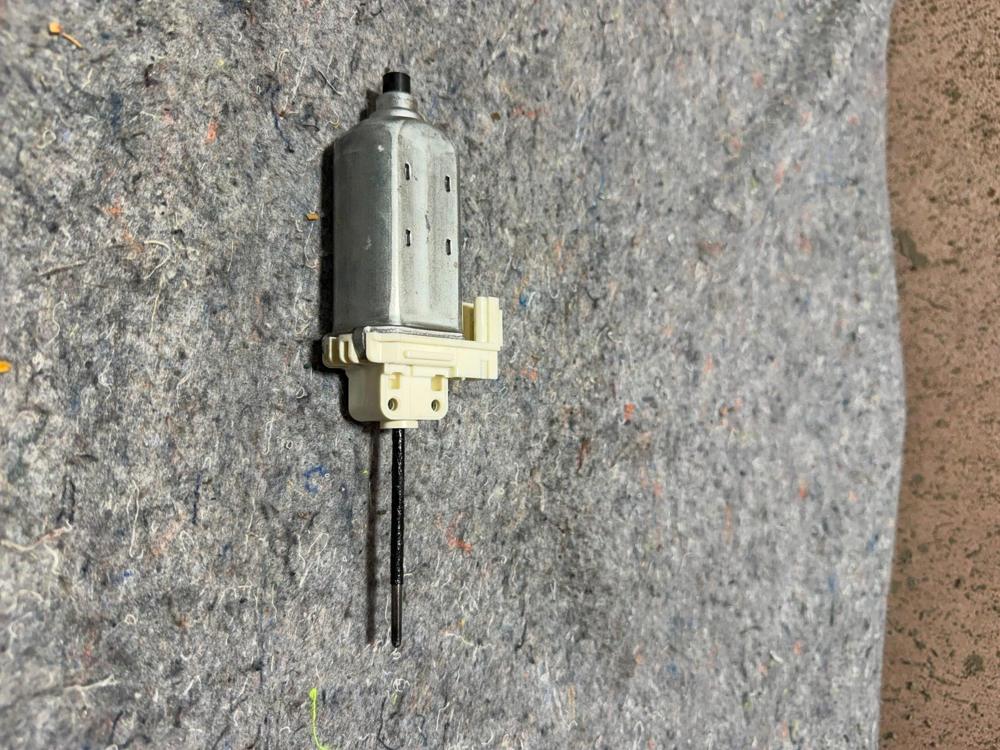 2002 Lexus IS300 Sedan Front Seat Motor OEM 8582030720 – photo 4