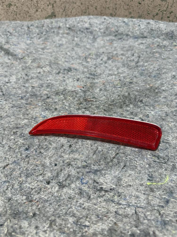 Genuine Gm Passenger Side Rear Bumper Reflector 95182609 – photo 1