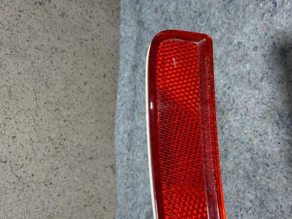 Genuine Gm Passenger Side Rear Bumper Reflector 95182609 – photo 3