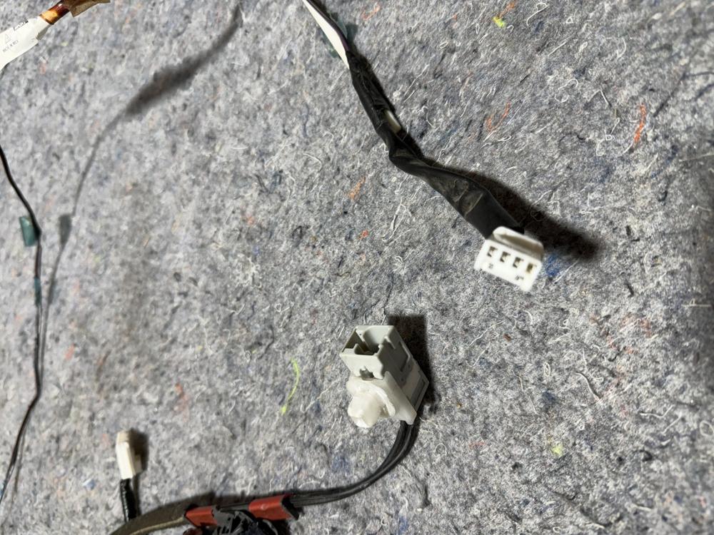 Mazda / Toyota Yaris Harness Room Lamp DD1B-67-100 OEM – photo 2