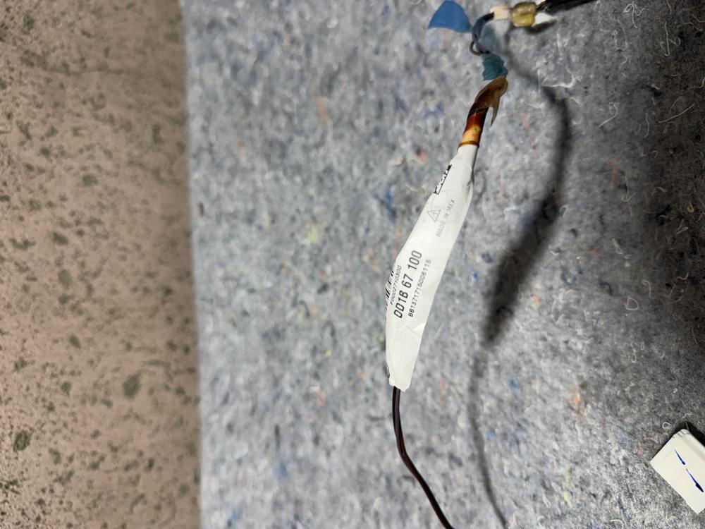 Mazda / Toyota Yaris Harness Room Lamp DD1B-67-100 OEM – photo 3
