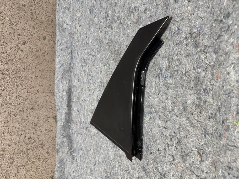 Genuine Gm Rear Passenger Side Door Window Frame Rear Applique 84261836 – photo 3