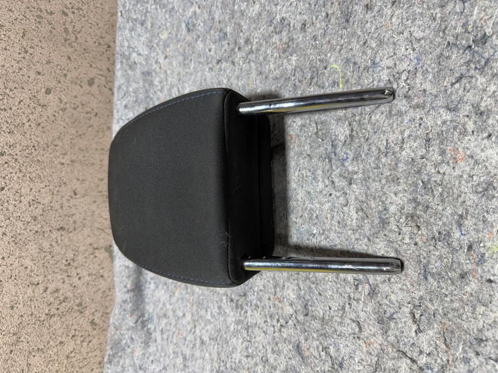 2018 Toyota Yaris Passenger Side Front Cloth Headrest Assembly – photo 3