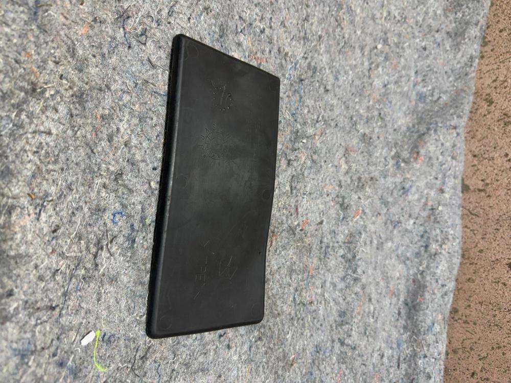 2011 Jeep Patriot Console Armrest Rubber Mat Insert L0184773AA01 – photo 3
