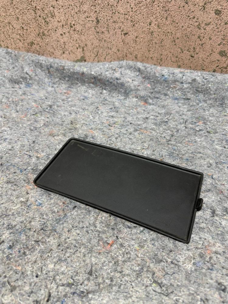 2011 Jeep Patriot Console Armrest Rubber Mat Insert L0184773AA01 – photo 1