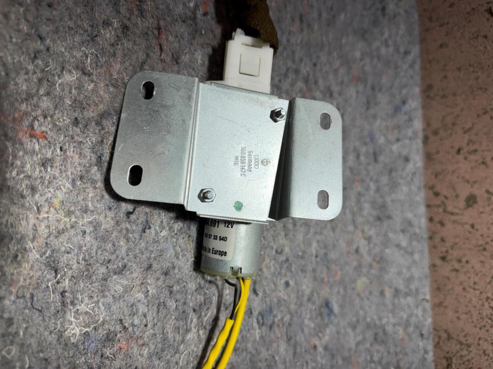 Audi A8 D3 4E2 4E8 Front Right Seat Belt Height Adjuster 0709113D 4.0 31553073 – photo 2