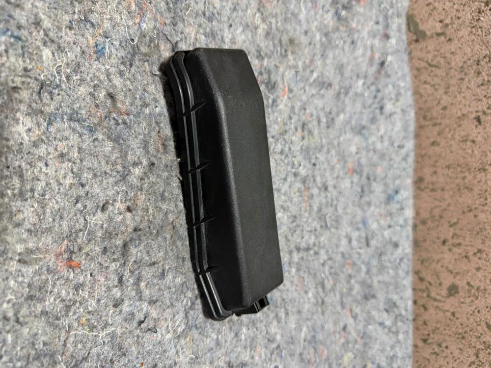 2001-2005 Lexus IS300 Cover Relay Block Upper Genuine 82662-53032 – photo 2