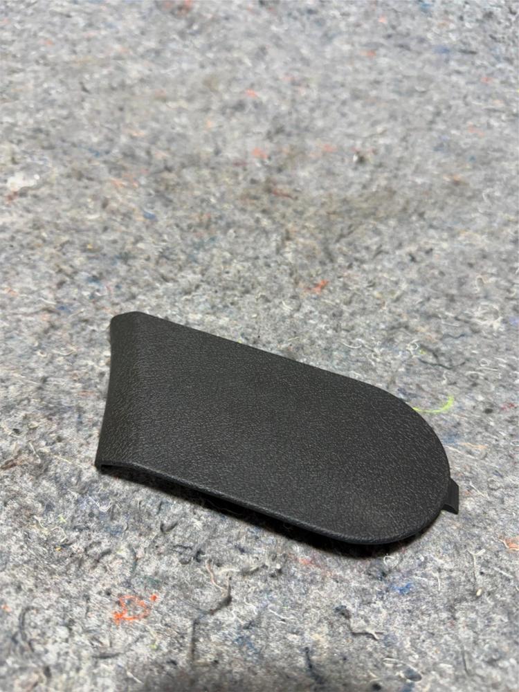 07-17 Jeep Patriot Seat Anchor Cover Right Hand Side 1SQ36TRM – photo 1