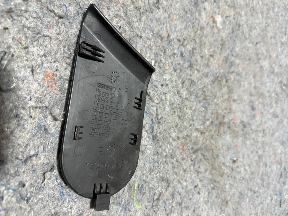 07-17 Jeep Patriot Seat Anchor Cover Right Hand Side 1SQ36TRM – photo 2