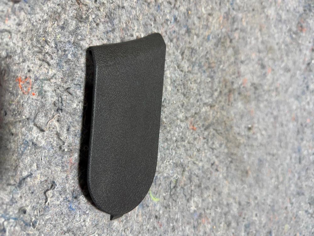 07-17 Jeep Patriot Seat Anchor Cover Right Hand Side 1SQ36TRM – photo 3