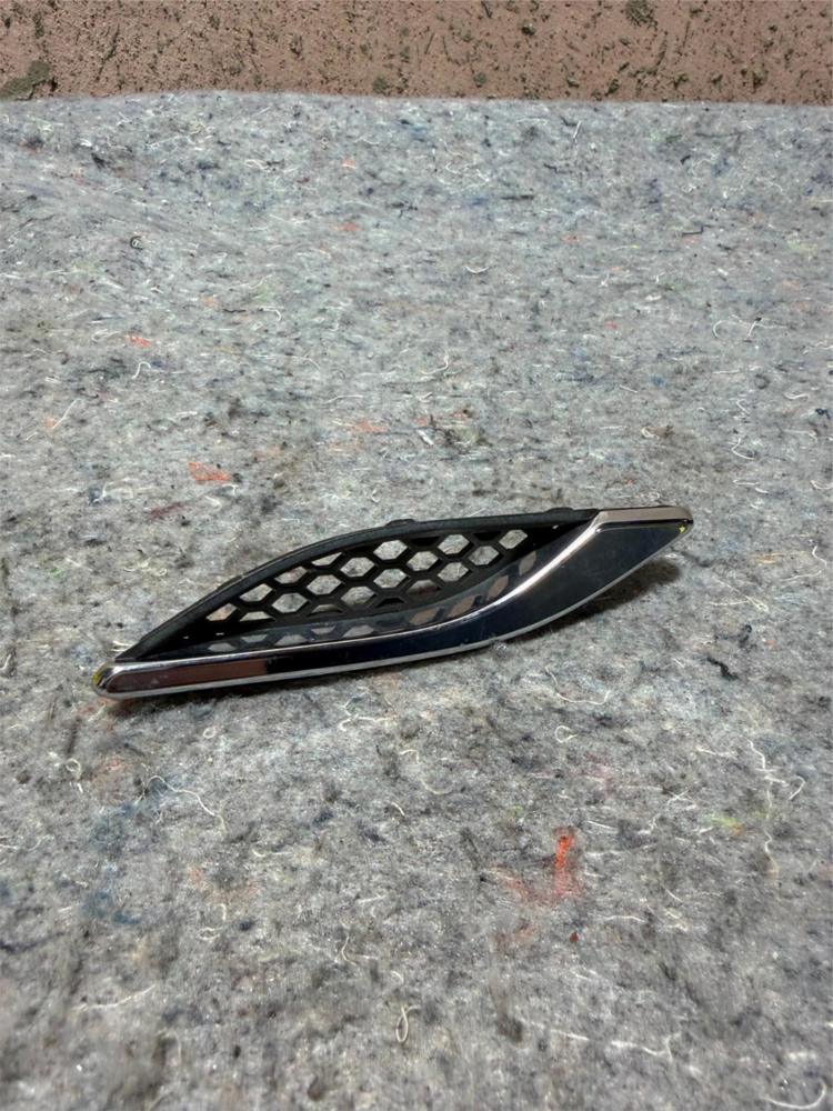 Maserati Ghibli Front Right Side Fender Vent Grill Trim Cover 670028905 – photo 1