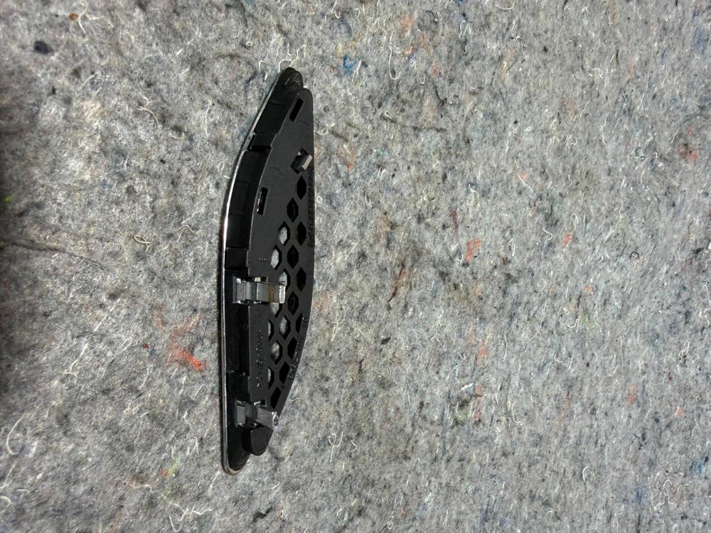 Maserati Ghibli Front Right Side Fender Vent Grill Trim Cover 670028905 – photo 2