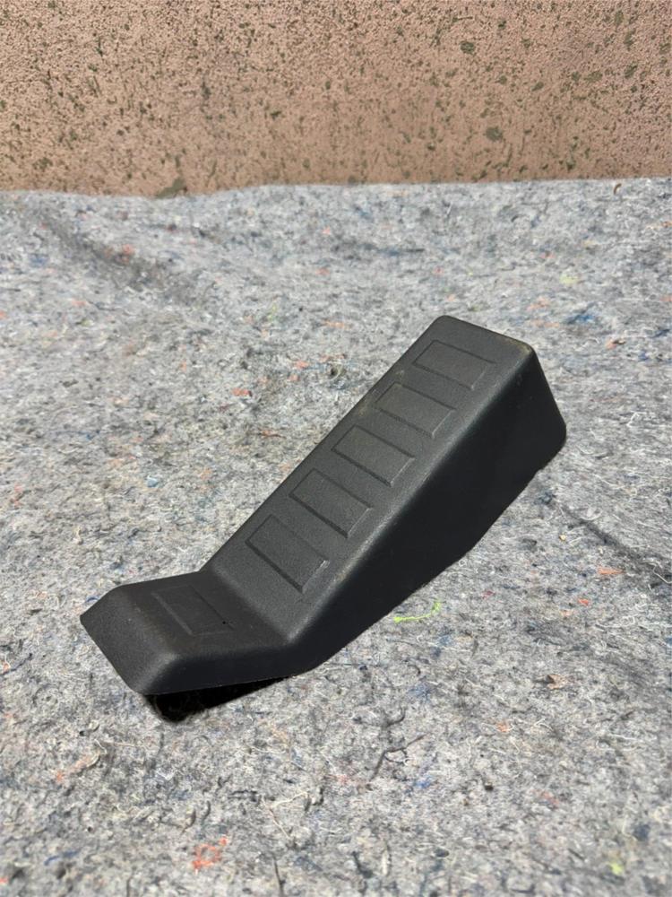 Genuine Mopar Footrest Support 1RK61XDVAB – photo 1