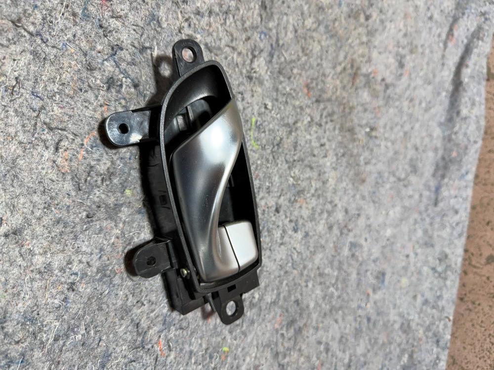 2019 Infiniti Q50 Front Right Passenger Side Door Interior Handle OEM – photo 4